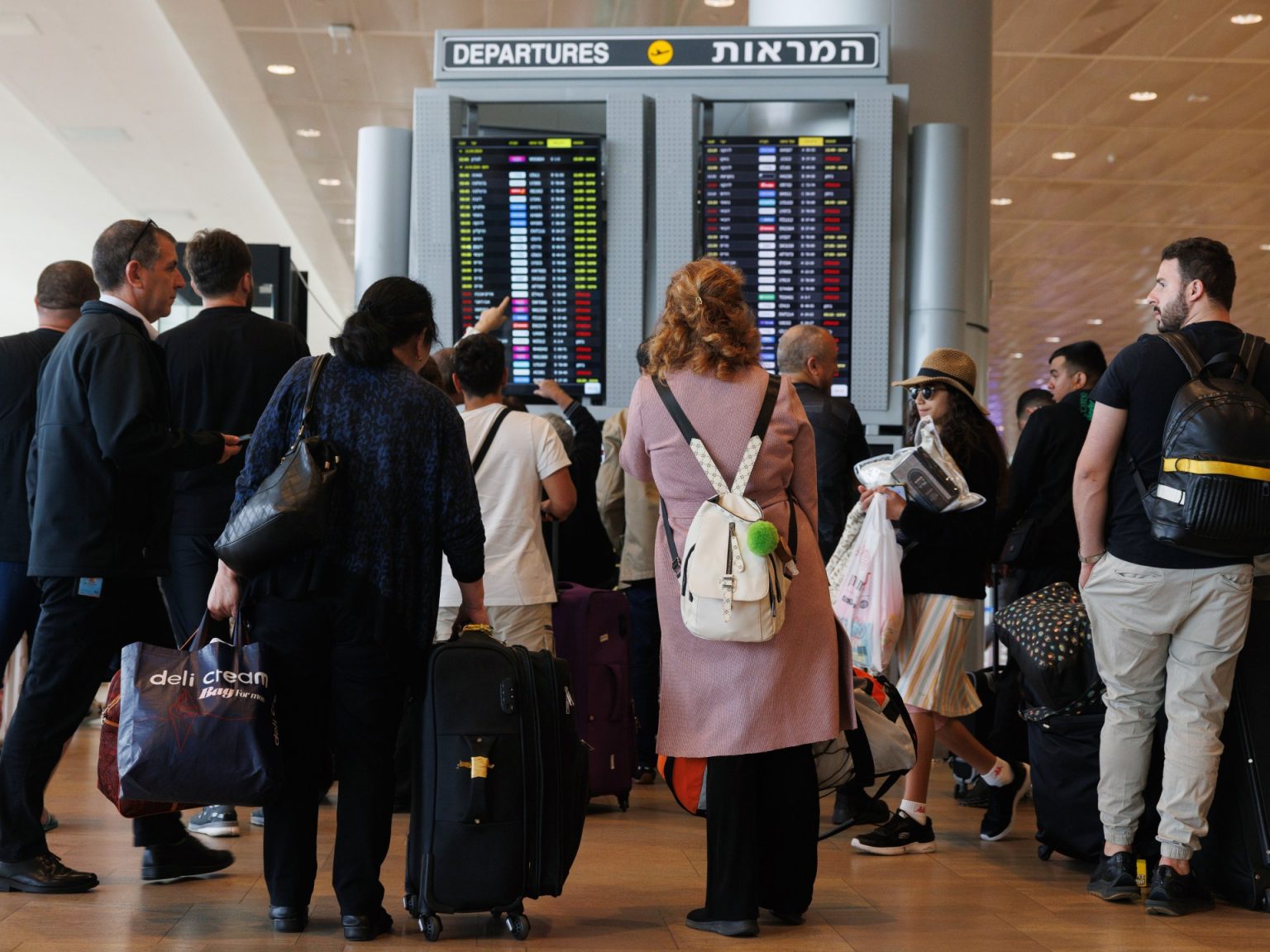 الهجوم الإيراني.. شركات تلغي رحلاتها وإسرائيل تعيد فتح المجال الجوي