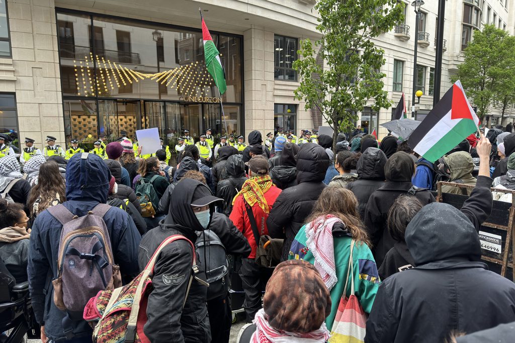 ناشطون يحاصرون مصانع للأسلحة بلندن احتجاجا على الحرب بغزة والسودان