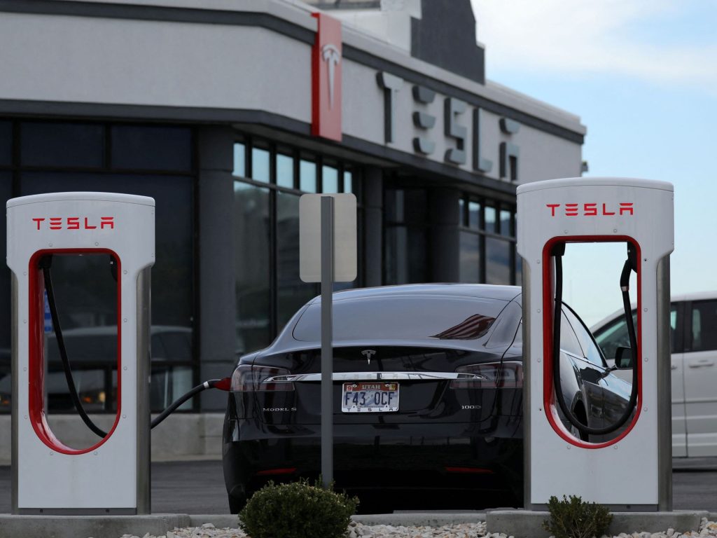 تصاعد المنافسة بسوق السيارات الكهربائية.. تسلا تخفض أسعار سياراتها في الصين