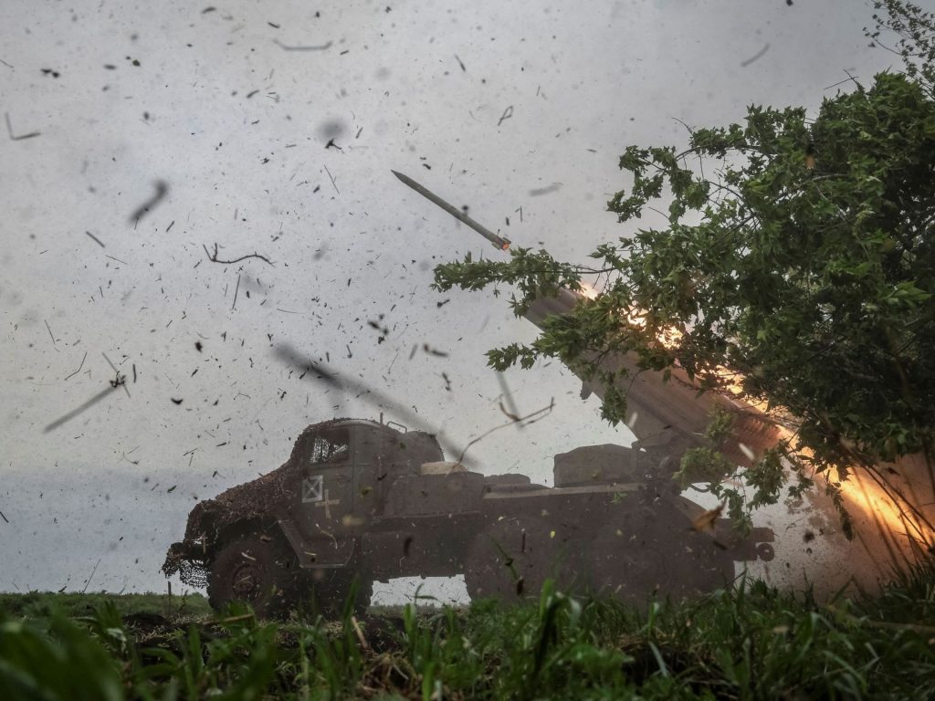 أوكرانيا تقر بتراجع قواتها شرقا وتطالب شركاءها بسرعة تزويدها بالأسلحة