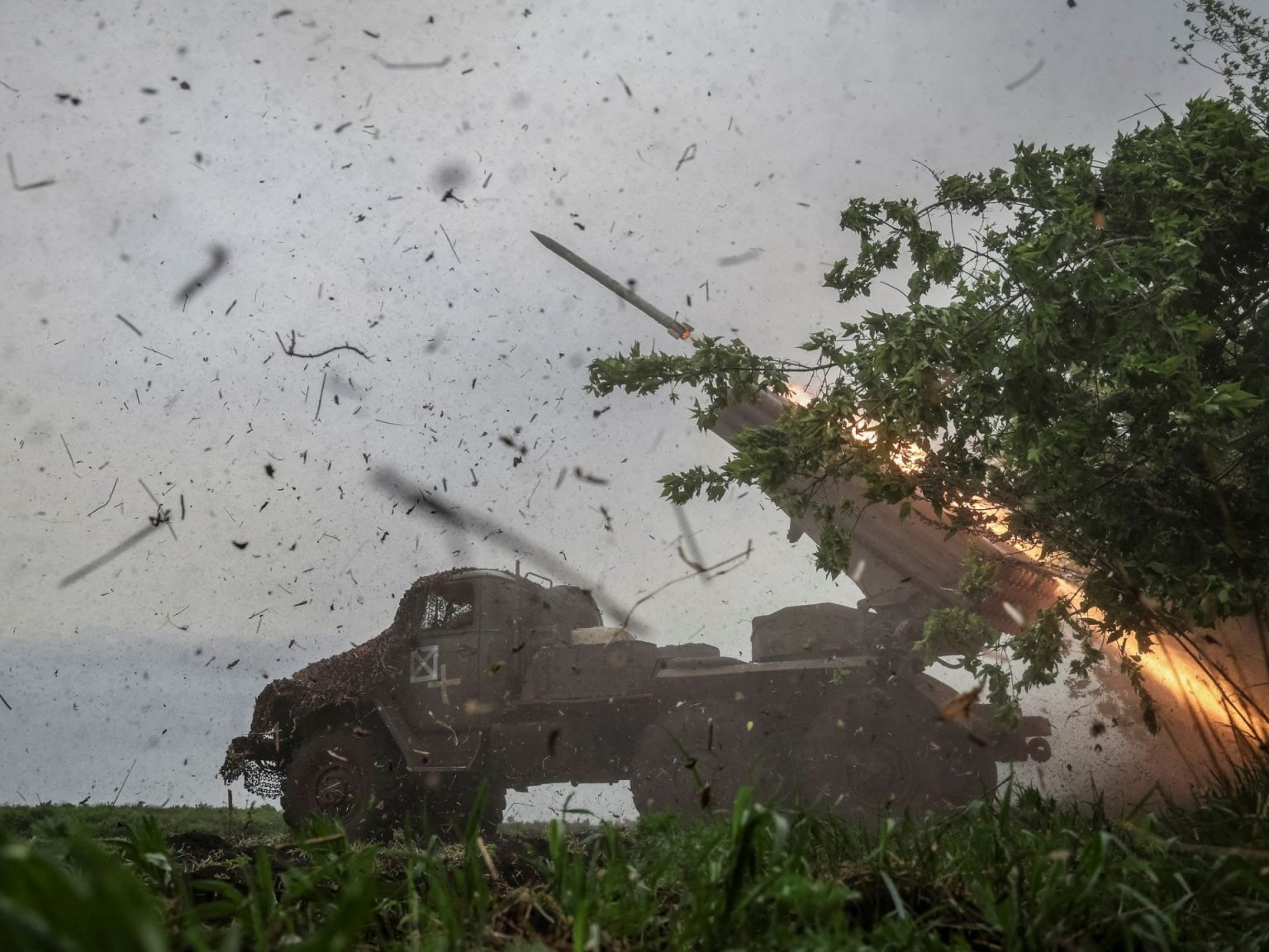أوكرانيا تقر بتراجع قواتها شرقا وتطالب شركاءها بسرعة تزويدها بالأسلحة