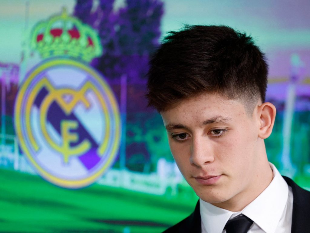 أردا غولر يكشف سر تفضيله ريال مدريد على برشلونة