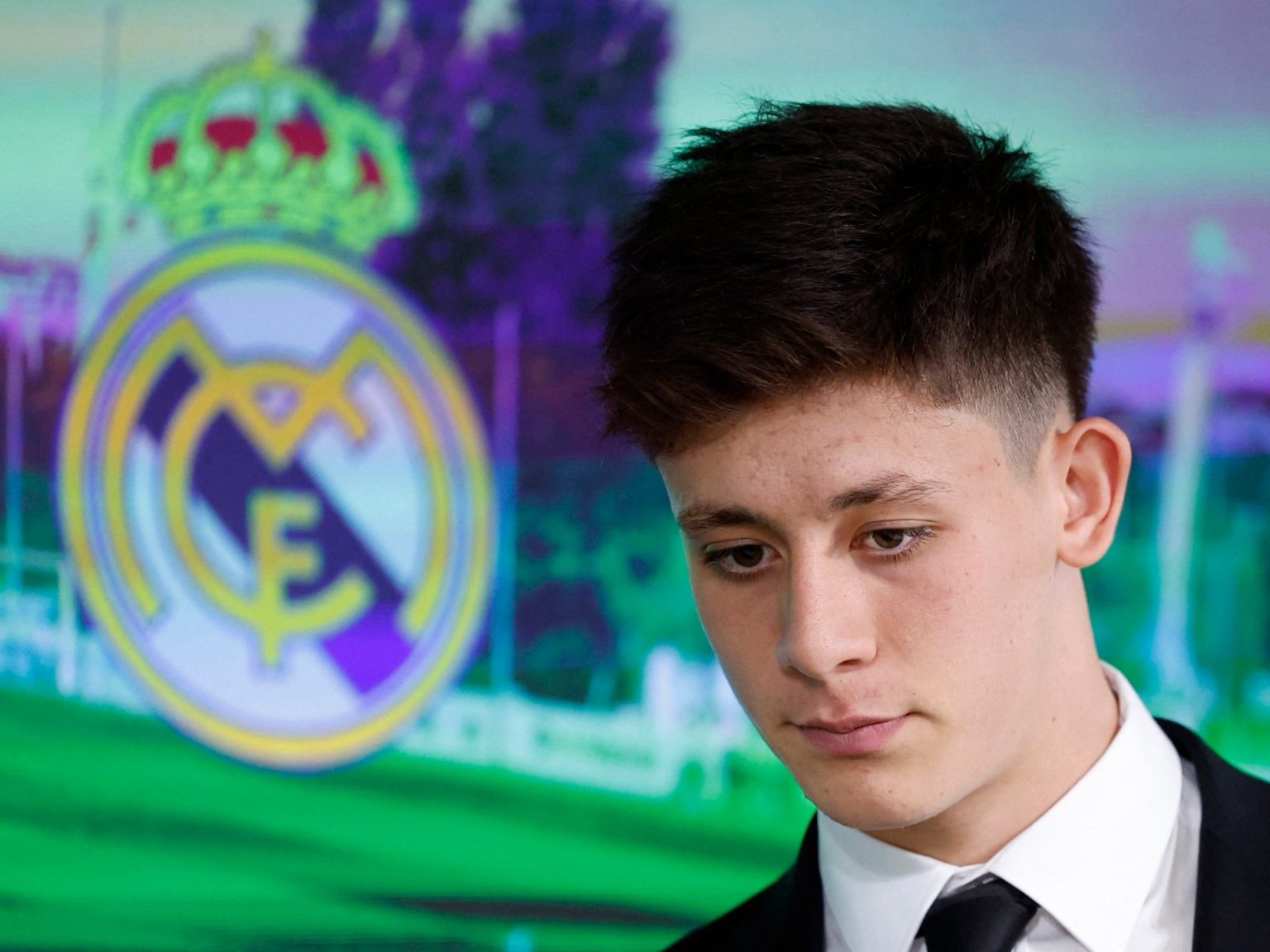 أردا غولر يكشف سر تفضيله ريال مدريد على برشلونة