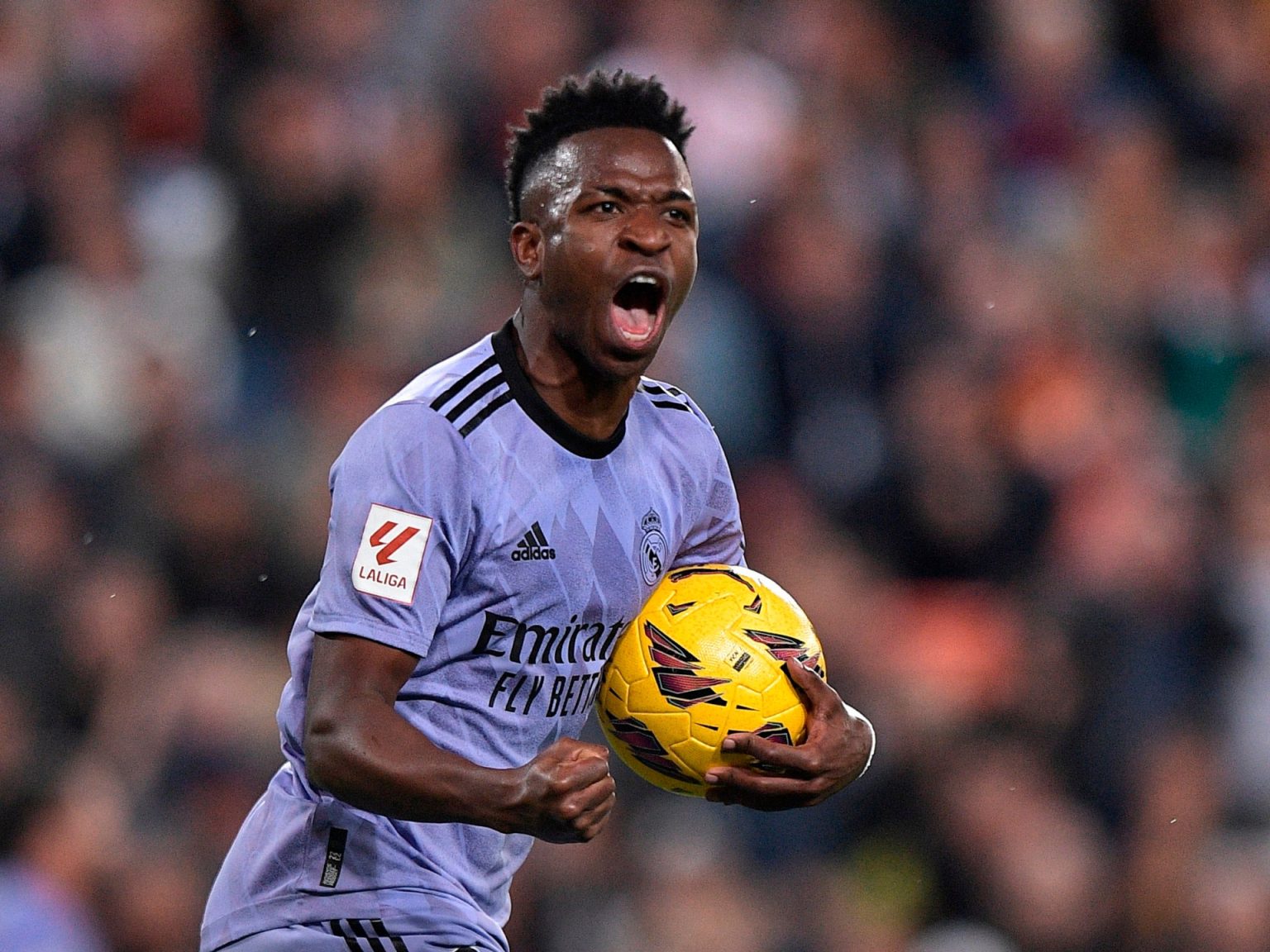 فينسيوس على رادار ثلاثة أندية كبرى