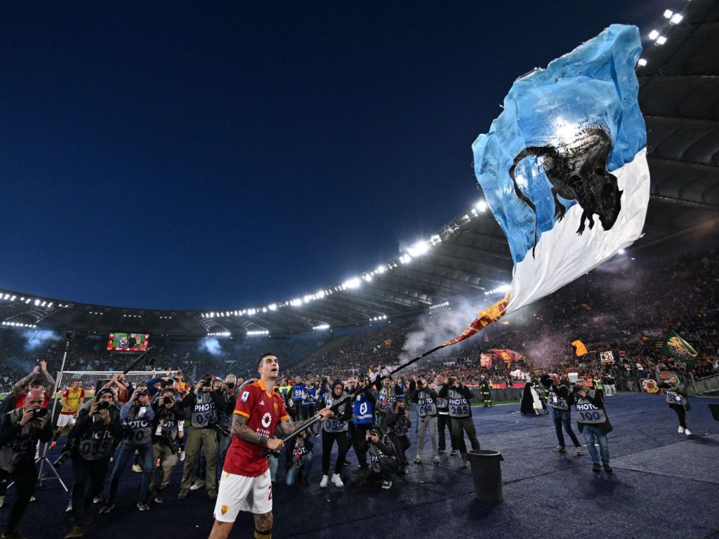 بالفيديو.. التحقيق مع مدافع روما لاحتفاله بعلم “الجرذ الأسود”