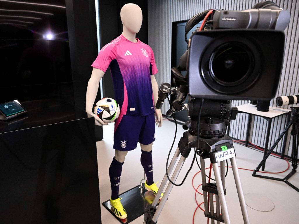 أديداس تستسلم وتعلن عدم قدرتها على مجاراة عرض نايكي للمنتخب الألماني