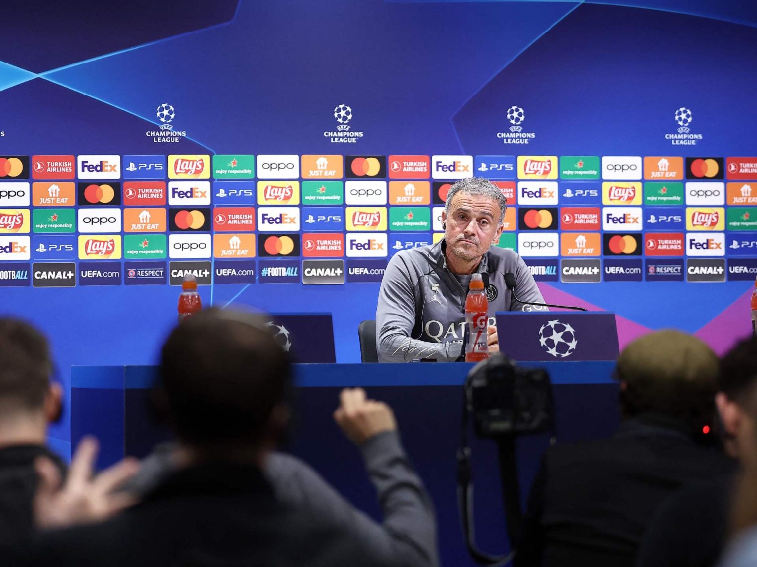 إنريكي مستفزا تشافي: أنا أمثل أسلوب برشلونة أكثر من أي مدرب آخر