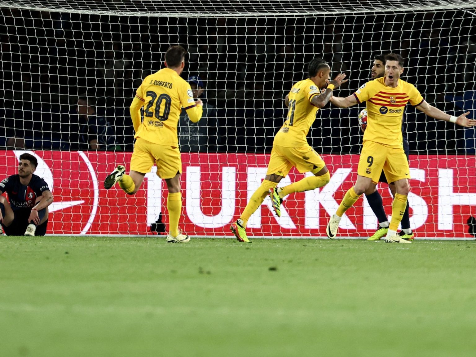 شاهد.. برشلونة وأتلتيكو يقطعان نصف الطريق نحو نصف نهائي دوري الأبطال