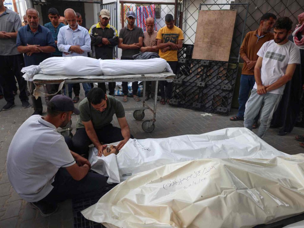 الاحتلال يستهدف فرق تأمين المساعدات وينسف مربعات سكنية بغزة