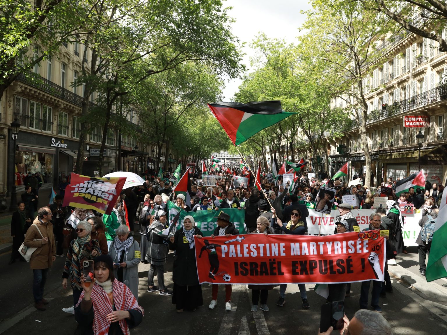 احتجاج في باريس لمناهضة العنصرية والإسلاموفوبيا بسبب الحرب على غزة