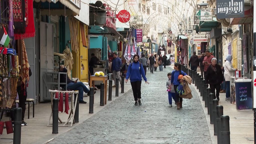 دون عمل ولا تعويض.. العمال الفلسطينيون بإسرائيل مشردون بالضفة