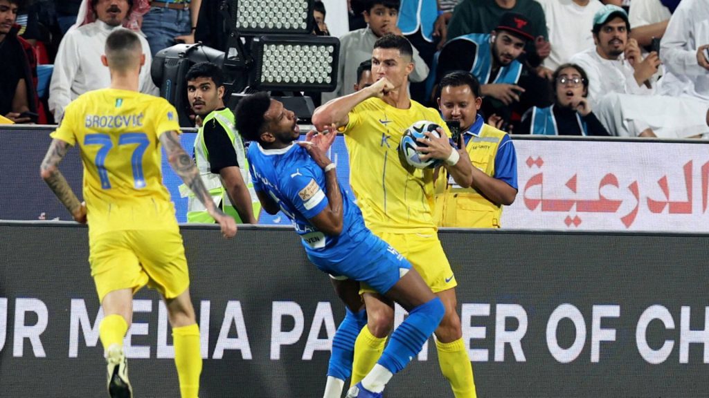 طرد رونالدو في ديربي الرياض يثير انقساما حادا بين جمهور المنصات