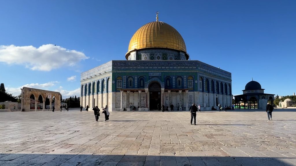 “الأقصى لكل المسلمين” هذه رسالة مقدسيين يوم عيد الفطر