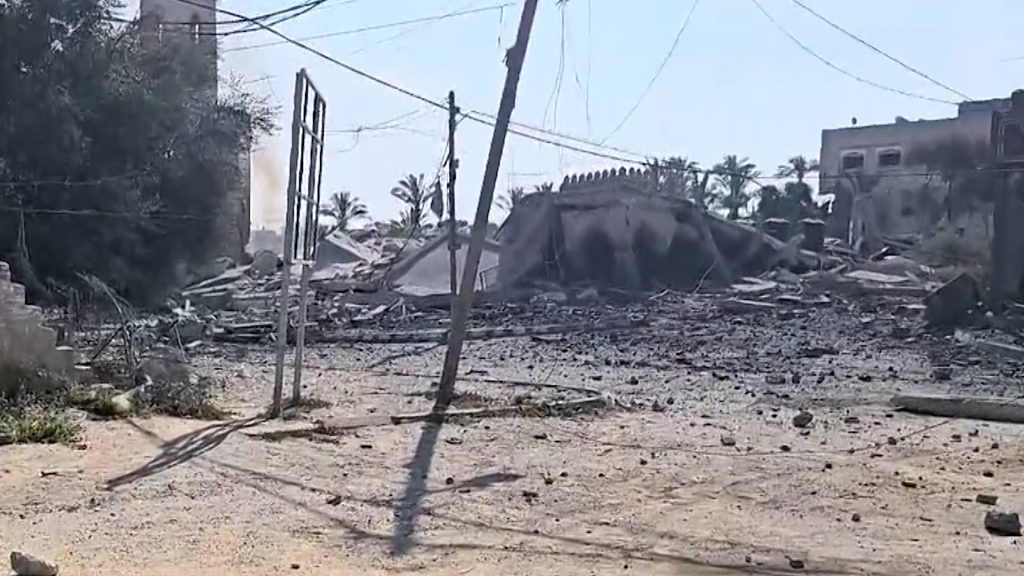 آثار القصف الإسرائيلي على مخيم النصيرات ومحيطه