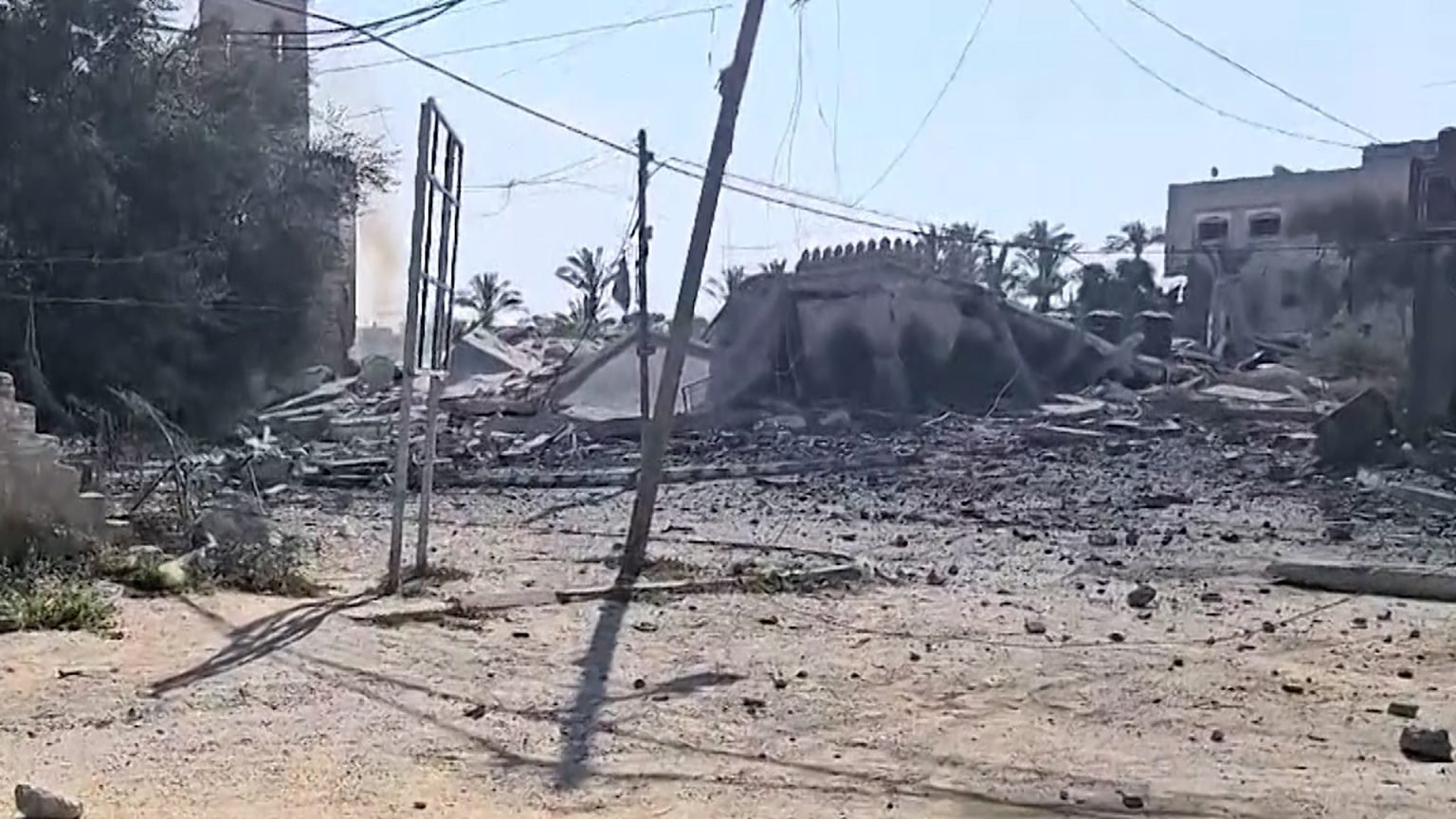 آثار القصف الإسرائيلي على مخيم النصيرات ومحيطه