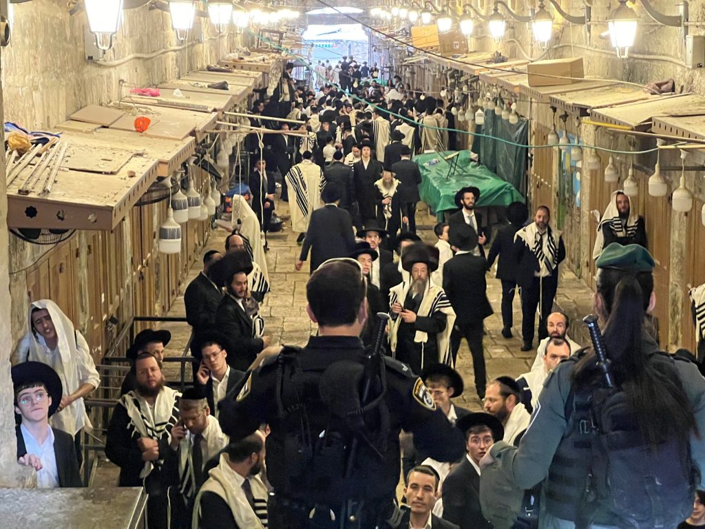 مستوطنون يؤدون طقوسا بأسواق القدس وقيود على أداء صلاة الجمعة بالأٌقصى