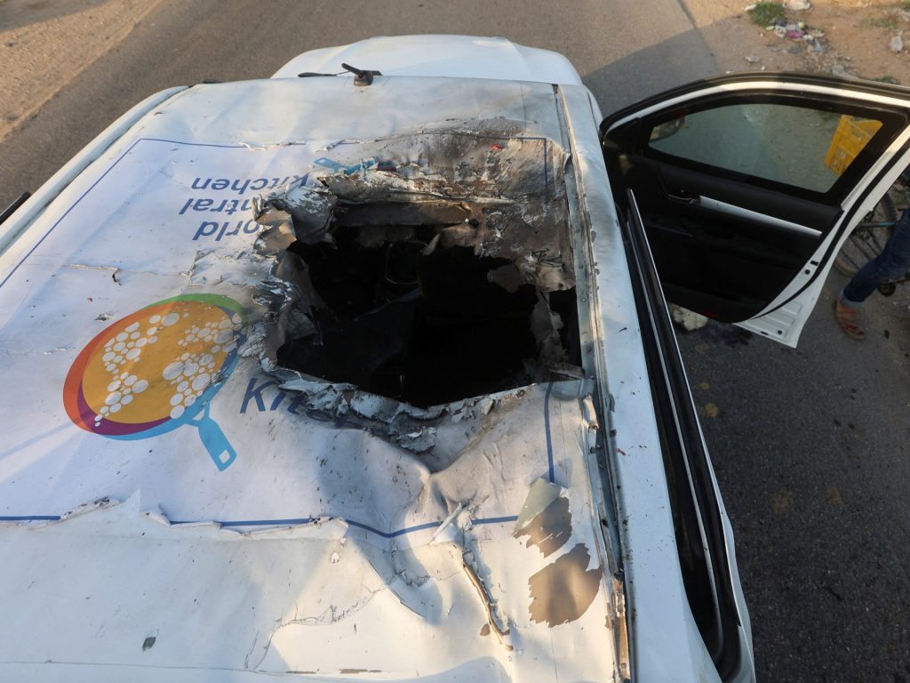 قبرص تسترجع مساعدات إنسانية بعد استهداف موظفي “المطبخ العالمي” بغزة