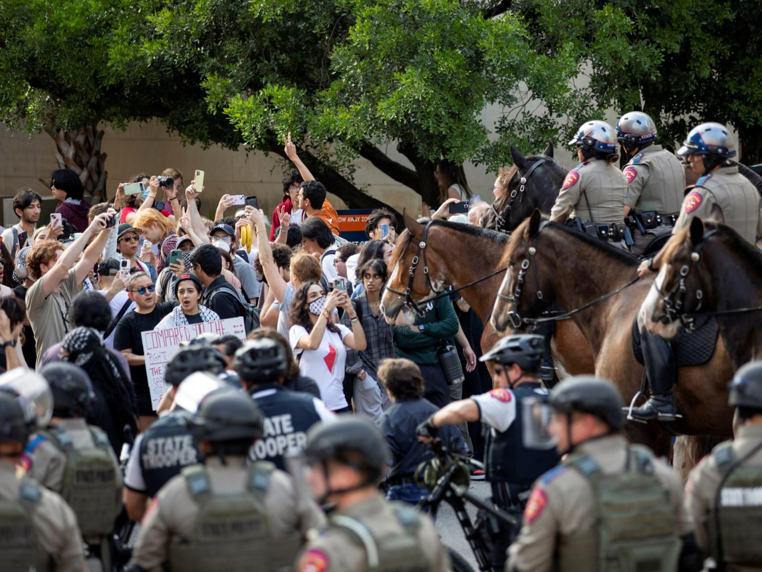 جيروزاليم بوست تحرض الجامعات الأميركية على الطلاب المناصرين لفلسطين