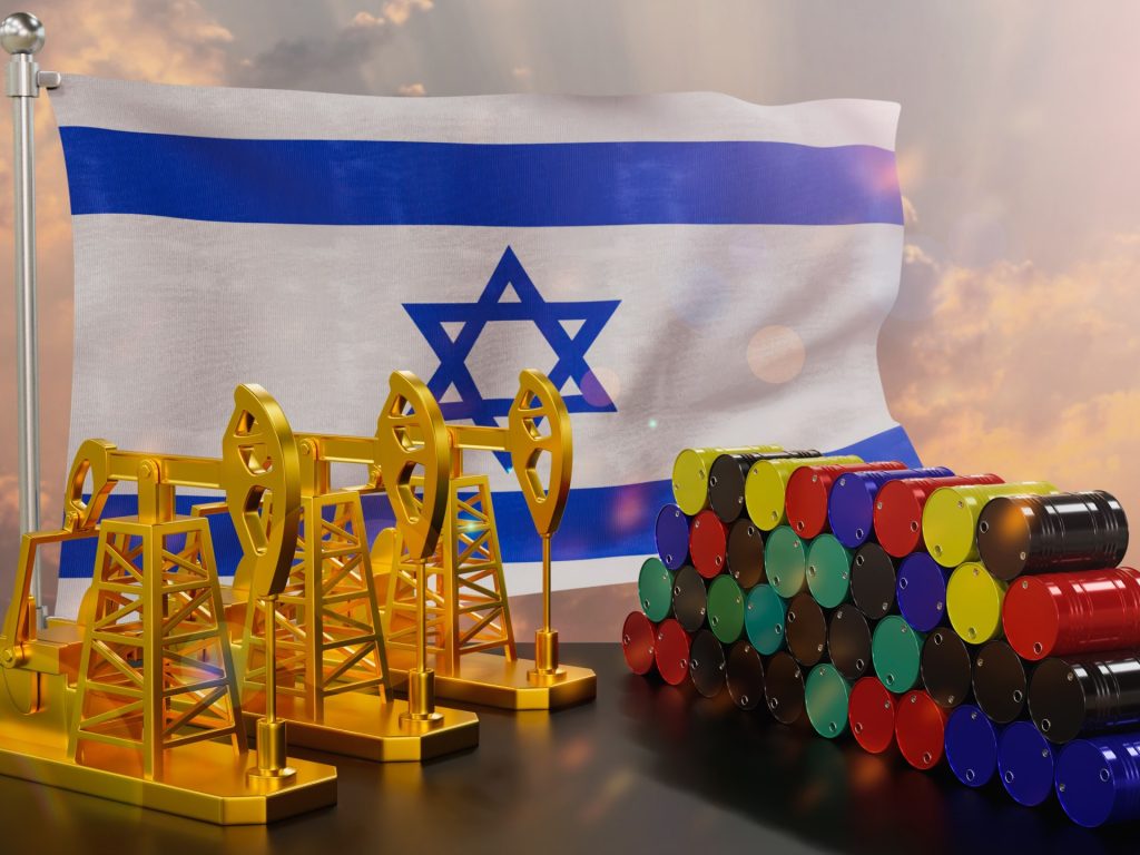 صحيفة: إسرائيل تحتفظ باحتياطي سري من الوقود بصحراء النقب