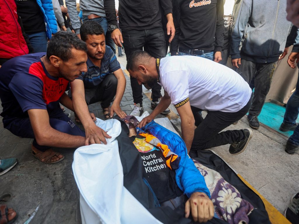 “المطبخ العالمي” يكشف إصابة أحد موظفيه قبل مقتل 7 منهم بغزة