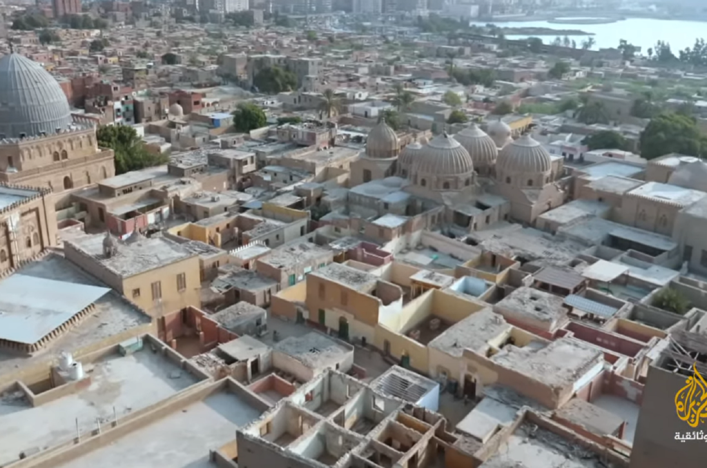 “مدن الموتى”.. فقراء اضطرتهم الحياة لمزاحمة الأموات في مراقدهم