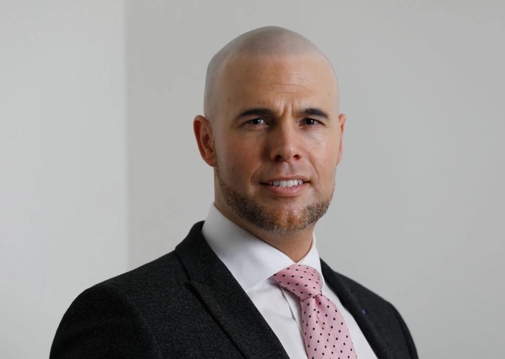 كلما حرقوا مصحفا وزعنا ألفا.. هكذا يتصدى يميني هولندي سابق لمناهضي الإسلام