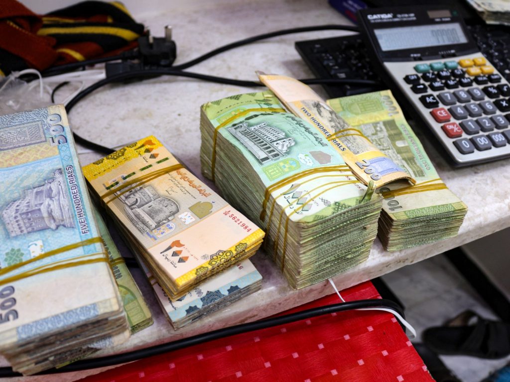 تجاوز حاجز 1720 للدولار.. الريال اليمني يواصل انهياره