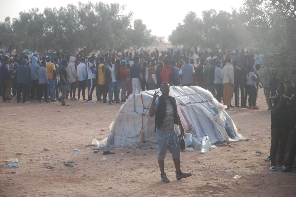 السجن أمامهم والفقر وراءهم.. معاناة المهاجرين غير النظاميين بتونس