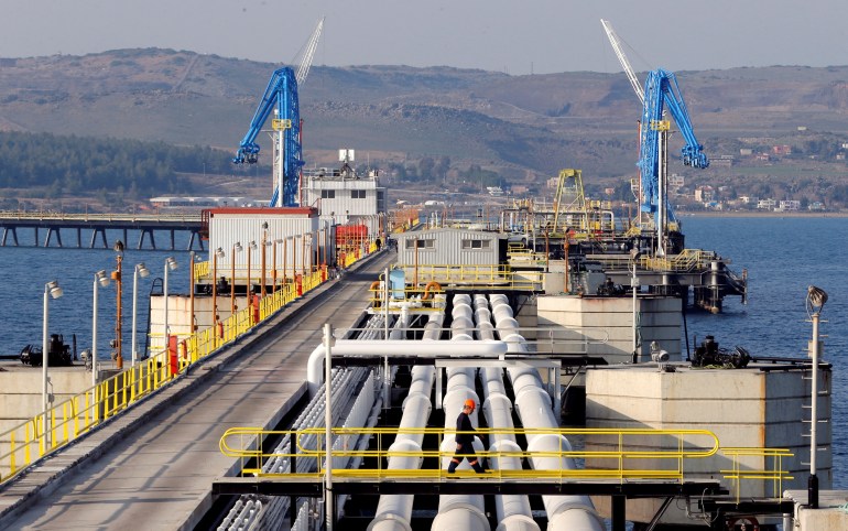 ميناء جيهان التركي حيث تصله تدفقات النفط العراقي عبر الأنابيب (رويترز) FILE PHOTO: A general view of the Kirkuk-Ceyhan pipeline linking Iraq and Turkey at Turkey's Mediterranean port of Ceyhan. REUTERS/Umit Bektas/File Photo