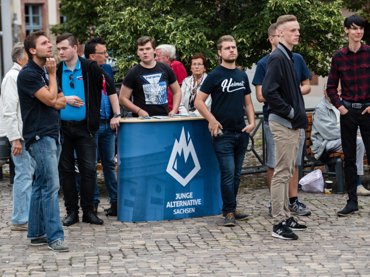 إلى أي مدى نجح اليمين الأوروبي المتطرف في جذب الشباب؟