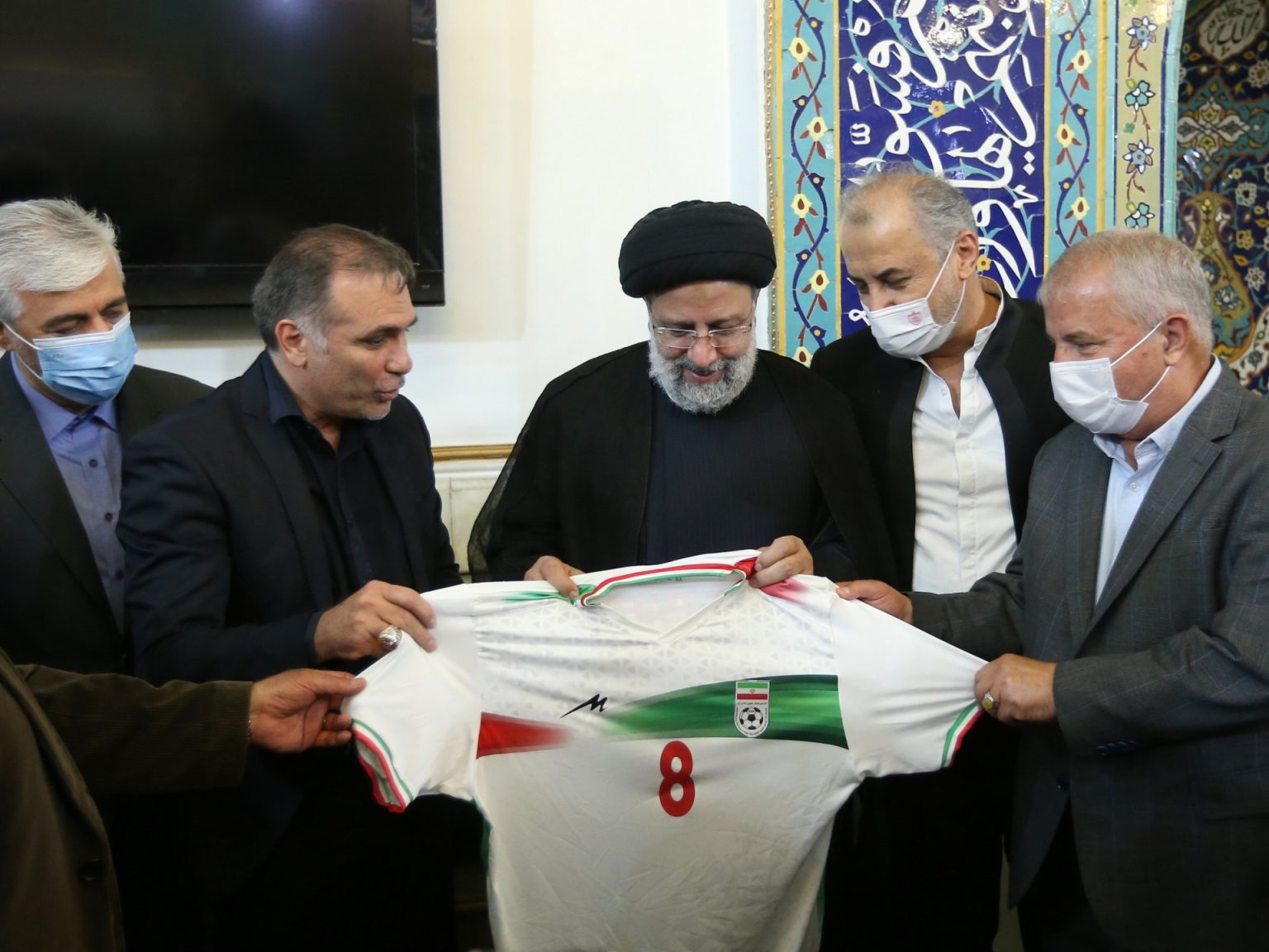 قصة الرئيس الإيراني الراحل مع رقم 8