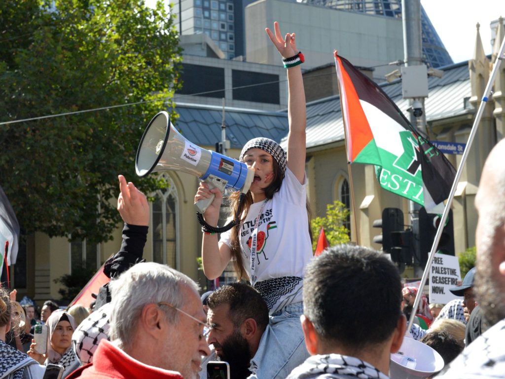 أستراليا تعتقل متظاهرين داعمين لغزة والشرطة الأميركية تفض بعنف احتجاجات رافضة للحرب
