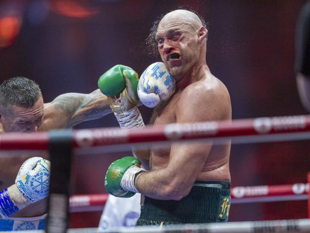 الملاكم أوسيك يواجه فيوري مجددا في السعودية