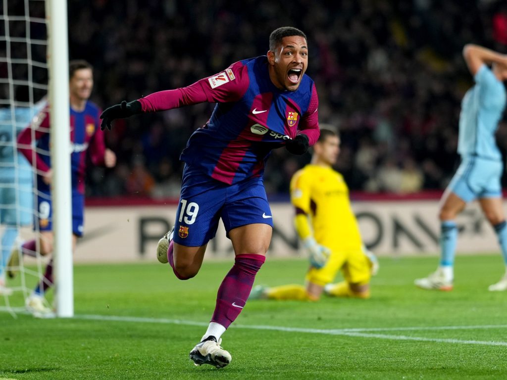 تشافي لا يكلمه أو يشركه.. وكيل أعمال فيتور روكي ينفجر في وجه برشلونة