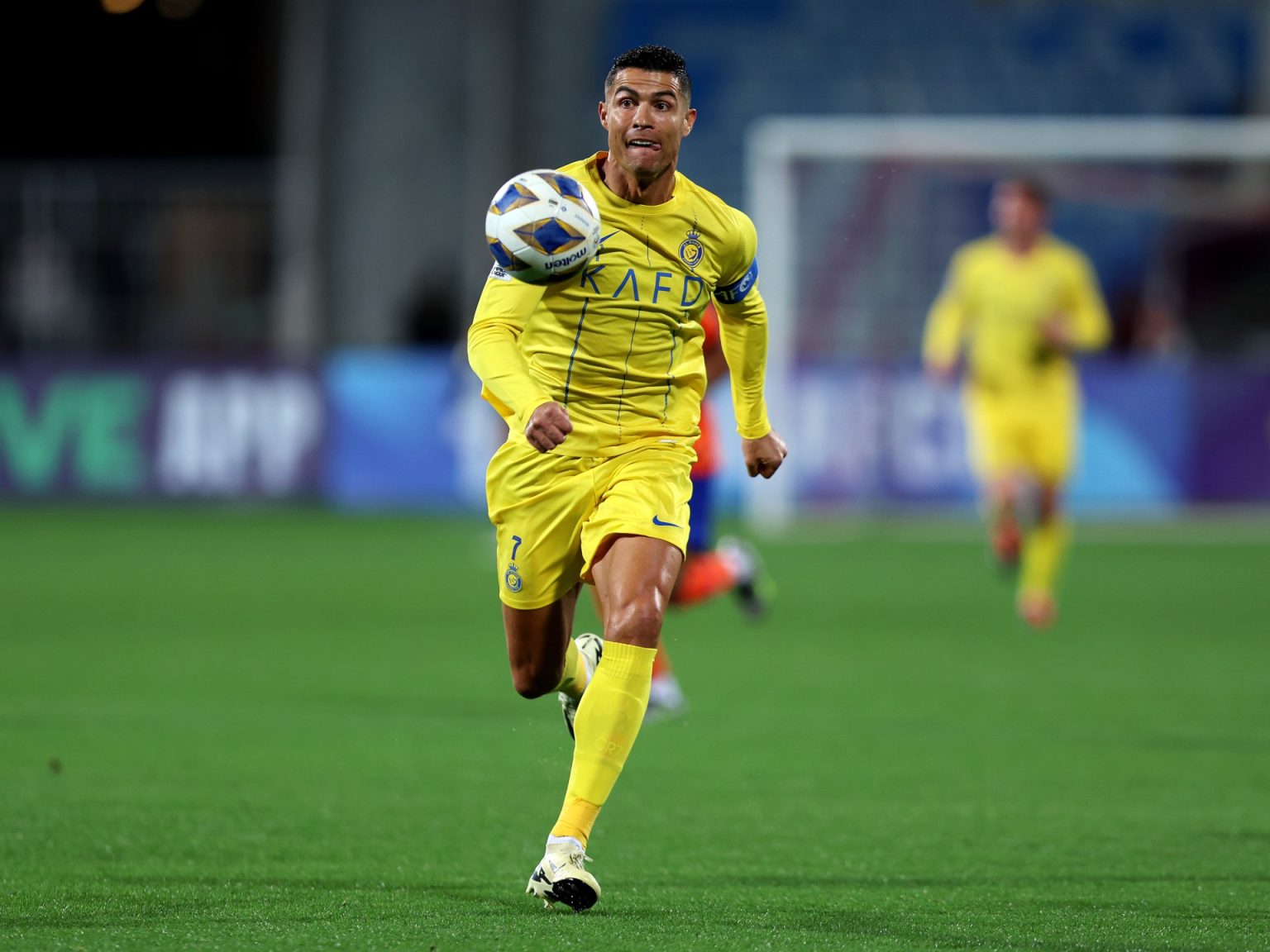 أكثر 10 لاعبي كرة قدم شعبية بالعالم عام 2024