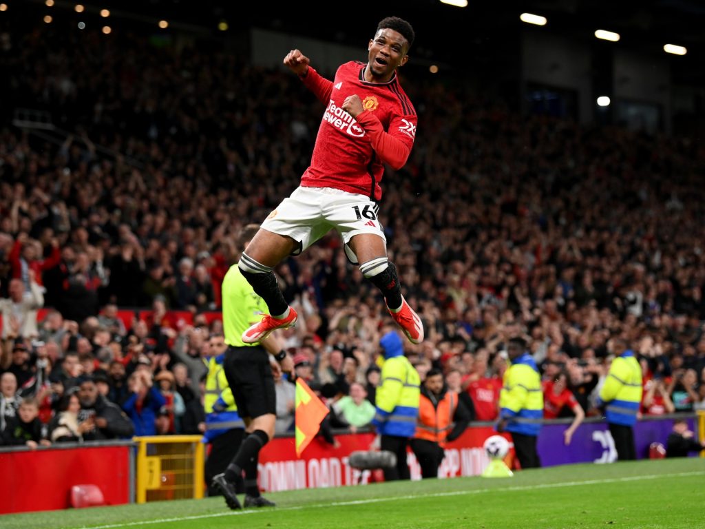 شاهد.. مانشستر يونايتد يستعيد توازنه وتشلسي يحقق فوزه الرابع على التوالي