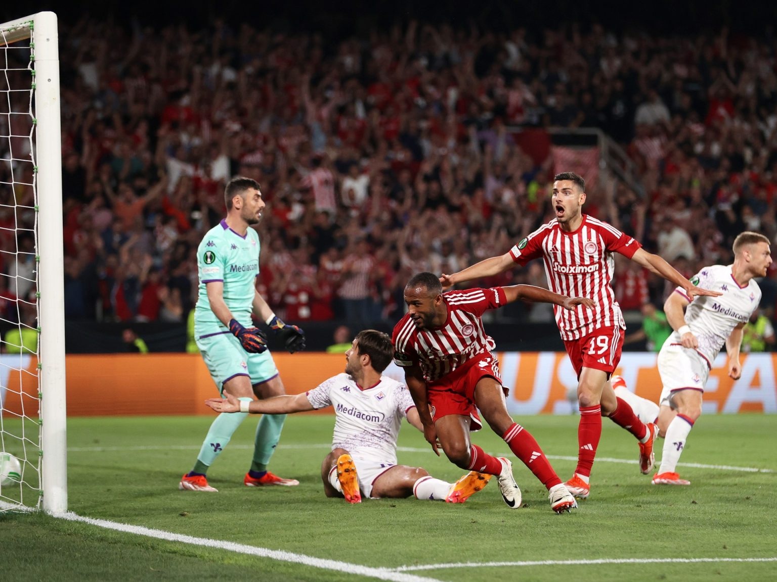 ملخص فوز أولمبياكوس على فيورنتينا وتتويجه بلقب دوري المؤتمر الأوروبي