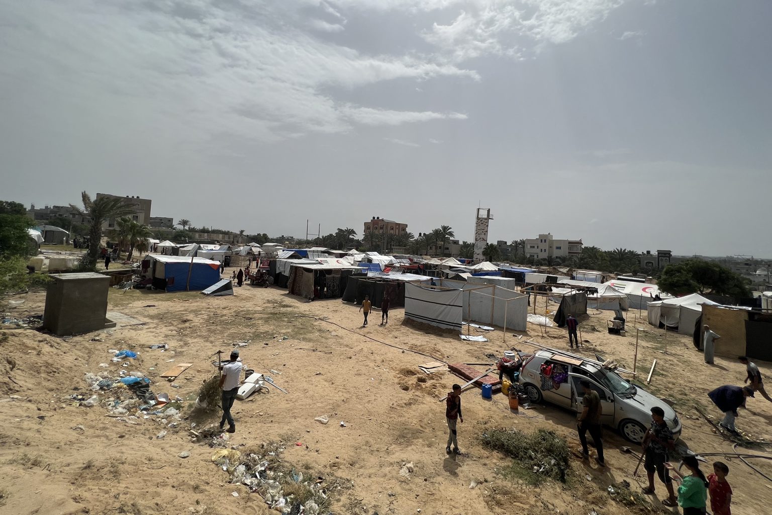 “المضطر يركب الصعب”.. نازحو رفح يحتمون بمعسكر سابق لكتائب القسام