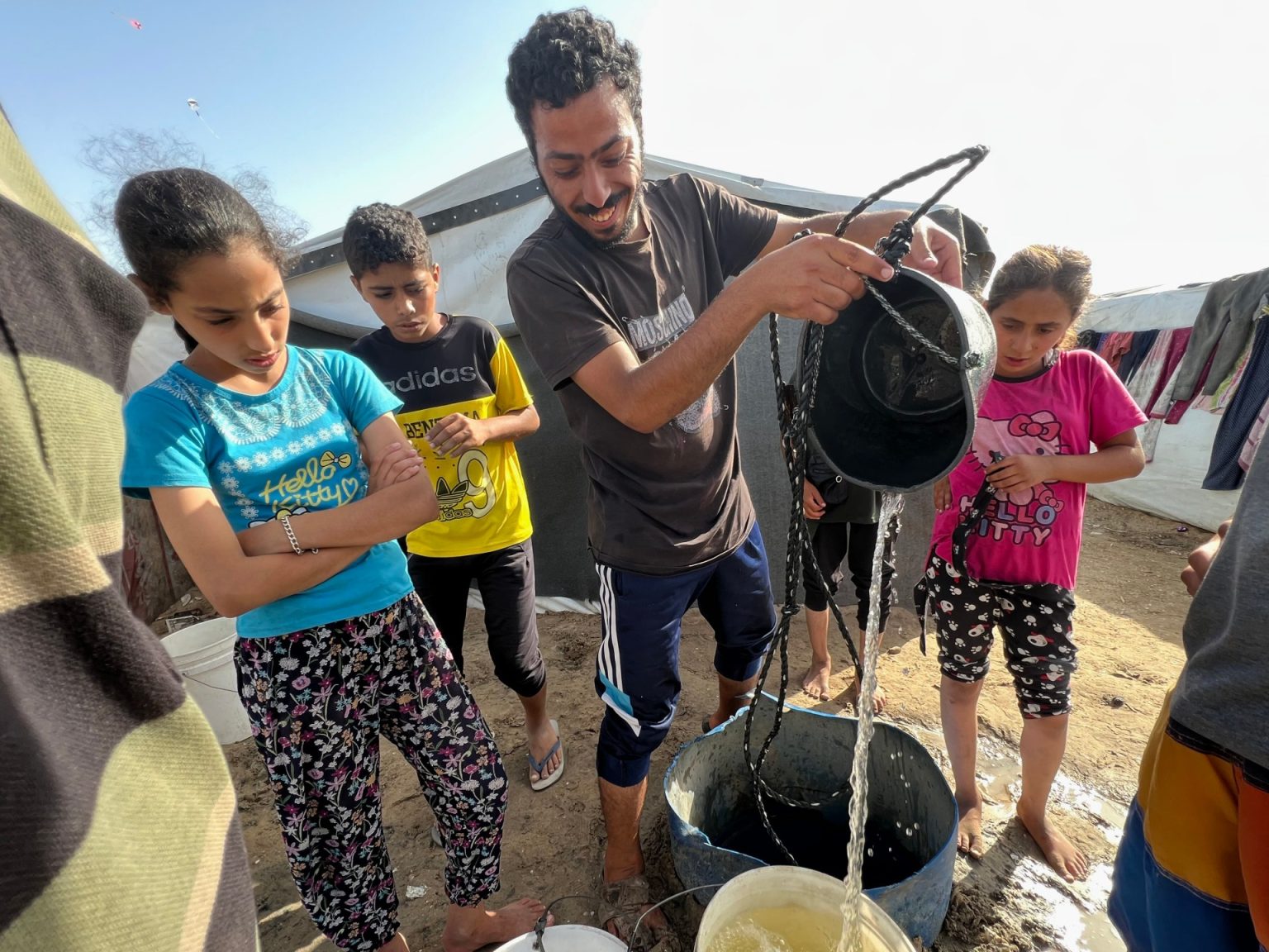 من أجل الماء.. نازحو غزة يحفرون الأرض بأيديهم