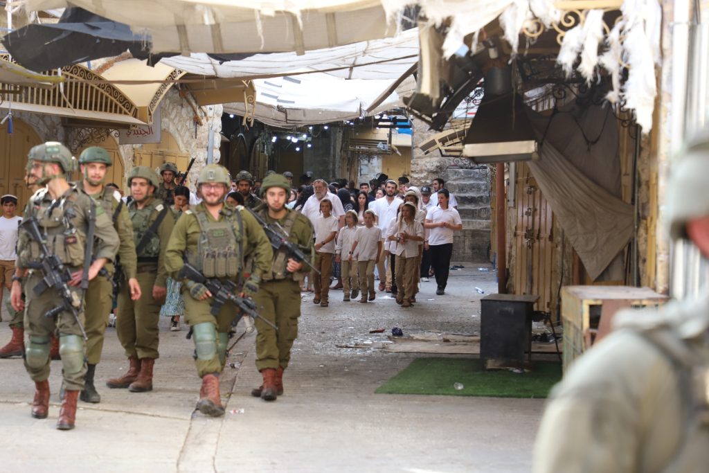 قوات الاحتلال تقتحم بلدات بالضفة وتشن حملة اعتقالات