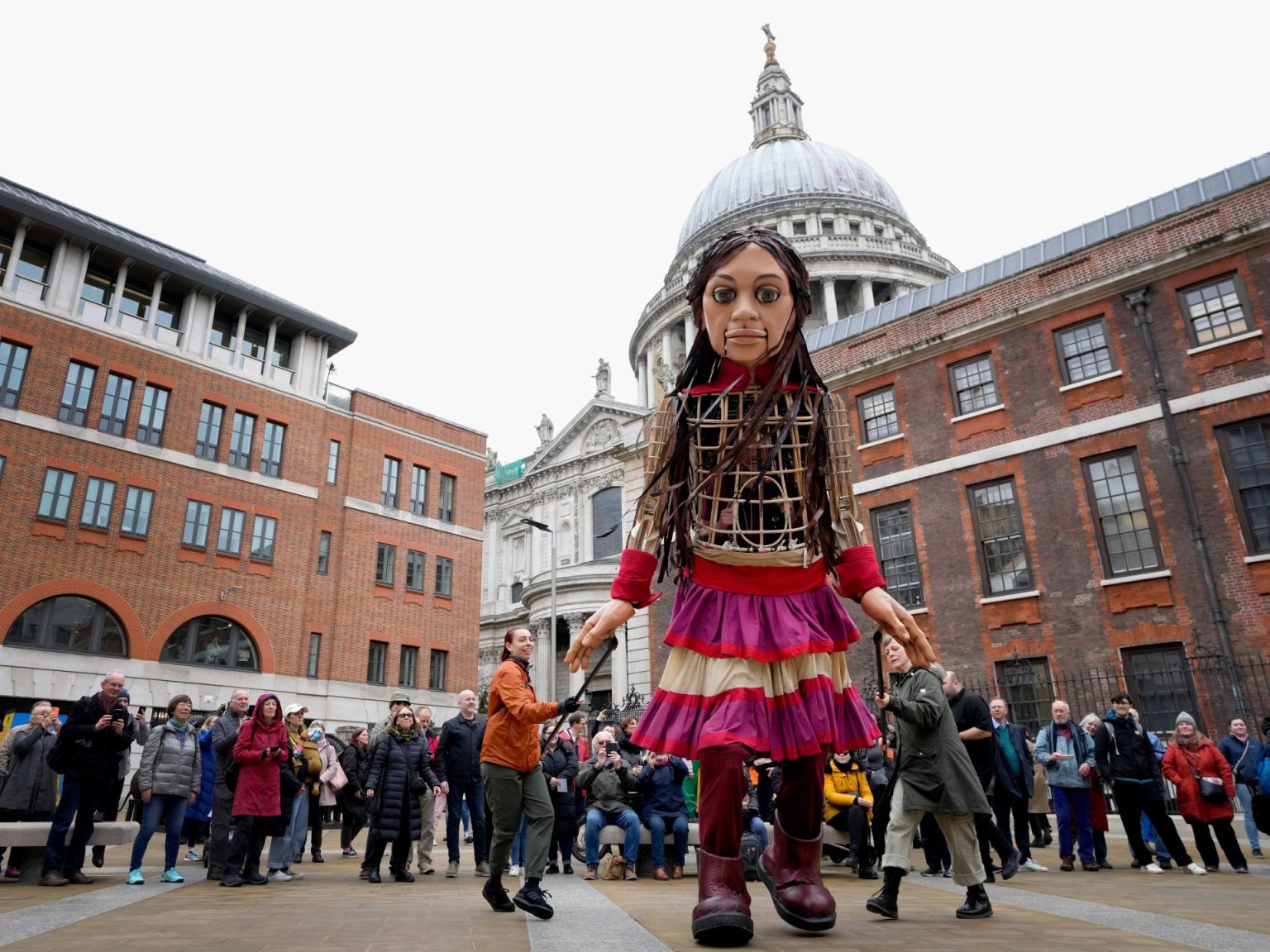 الدمية “أمل” في دبلن للتذكير بمعاناة الأطفال اللاجئين