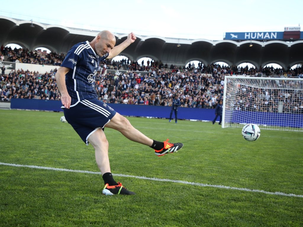 شاهد.. زين الدين زيدان يستعرض مهاراته الكروية مع أساطير بوردو