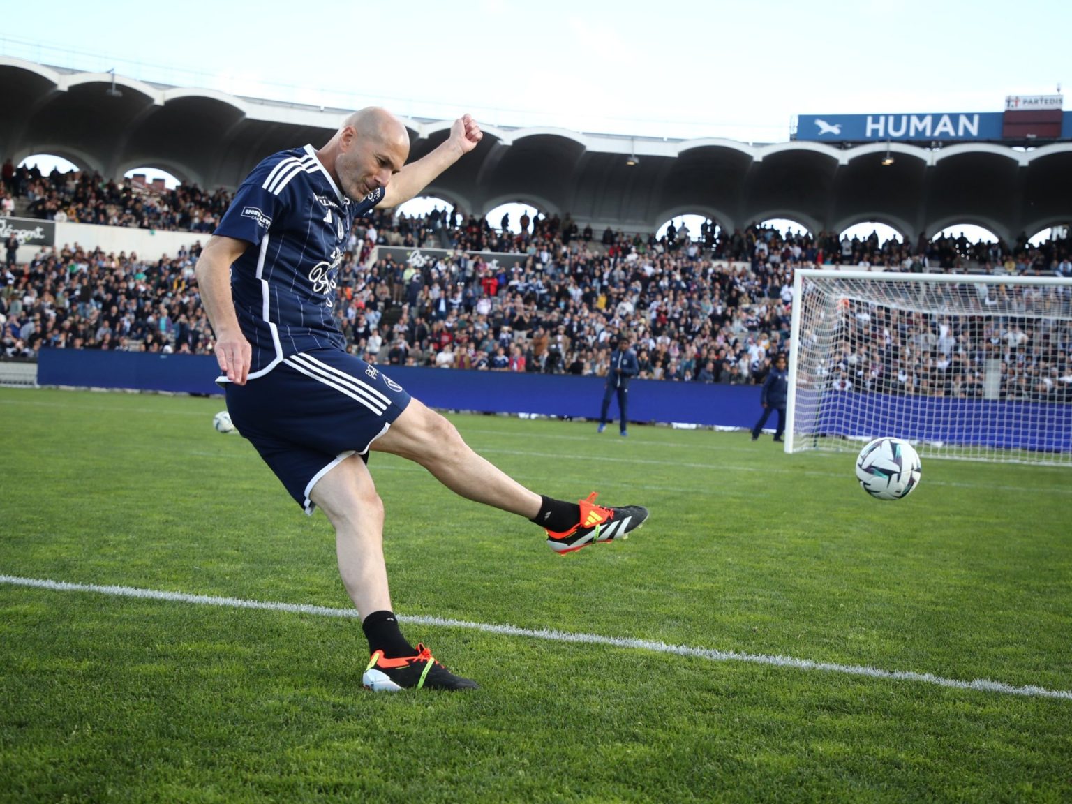 شاهد.. زين الدين زيدان يستعرض مهاراته الكروية مع أساطير بوردو