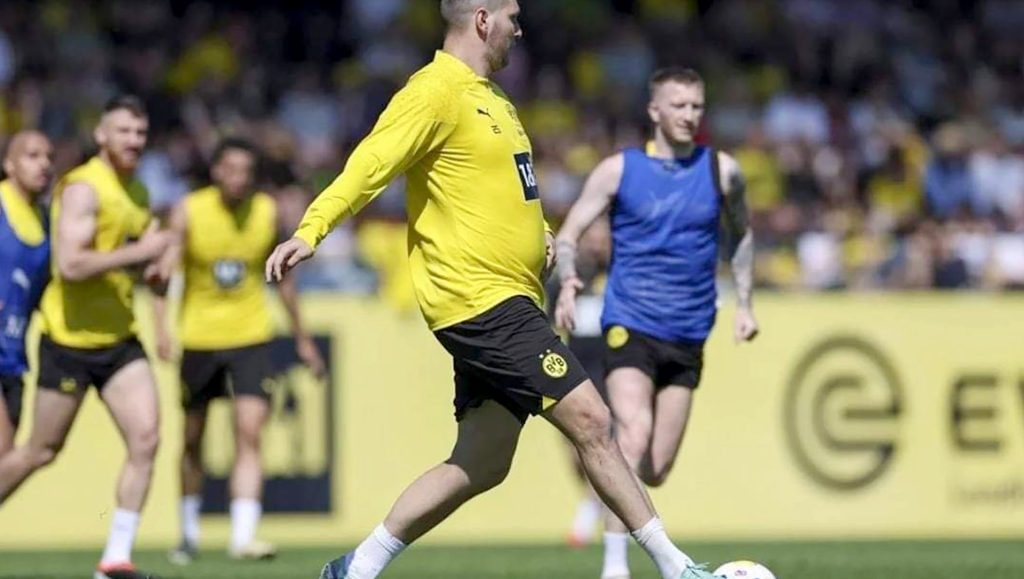 يأكل البيتزا 6 مرات بالأسبوع والكباب 8 مرات.. مدافع دورتموند يصدم المشجعين بوزنه الزائد