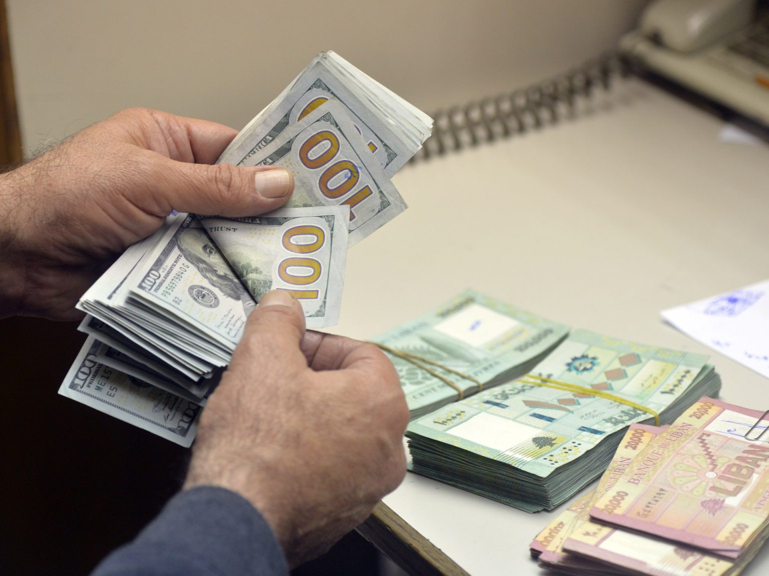 لا مصارف سوى للضرورة.. اقتصاد “الكاش” يغزو لبنان