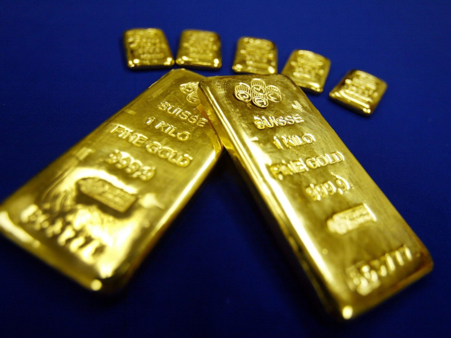 الدولار يستقر والذهب يتراجع