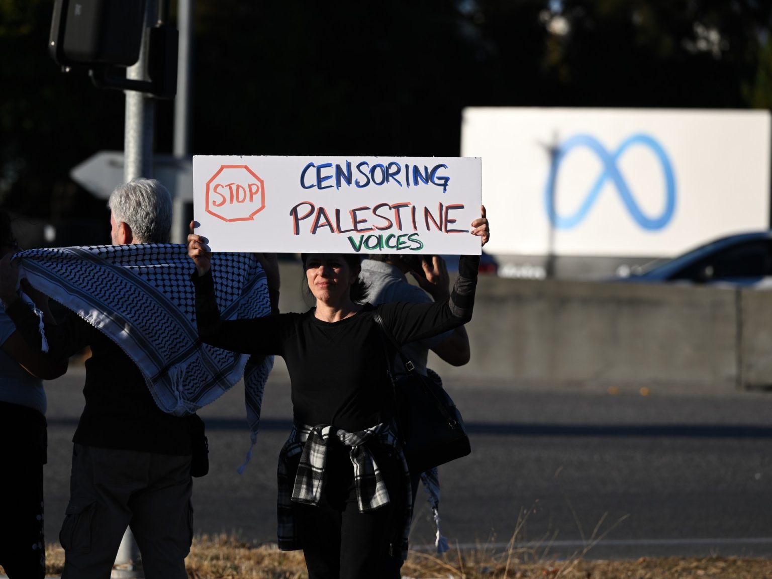 إنترسبت: ثغرة أمنية في واتساب تمكن الحكومات من مراقبة الدردشات