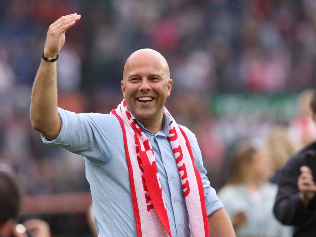 ليفربول يبحث عن مساعد لآرني سلوت عبر “لينكد إن”