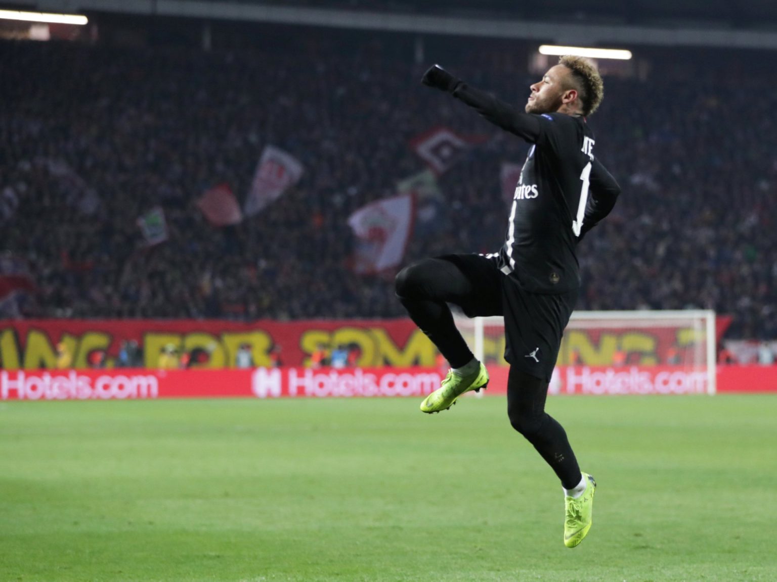 “السراويل ممنوعة”.. قرار لاتحاد الكرة الفرنسي يثير سخرية بمواقع التواصل