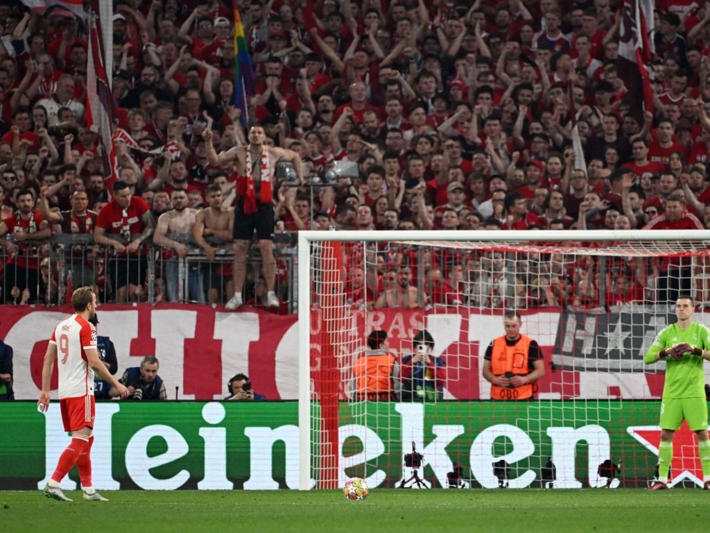 شاهد.. بيلينغهام لاعب ريال مدريد حاول تشتيت كين هداف بايرن ميونخ قبل تنفيذه ركلة الجزاء